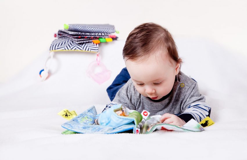 Baby mit Buch